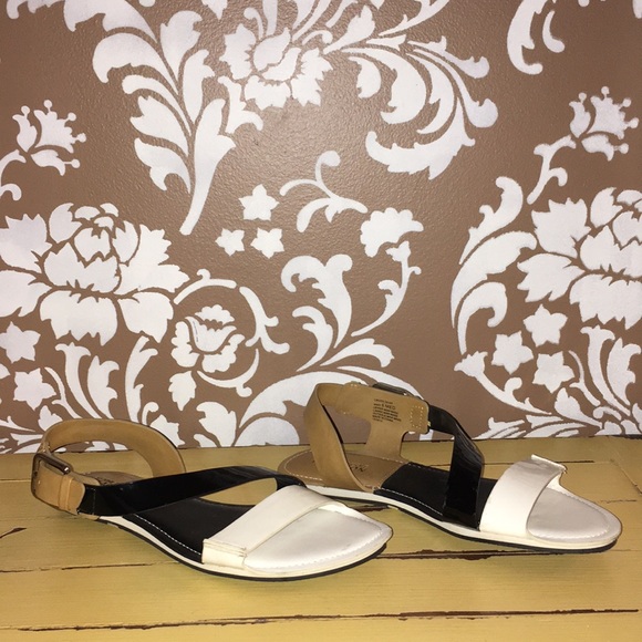 Kenneth Cole Reaction sandals. - Picture 2 of 6